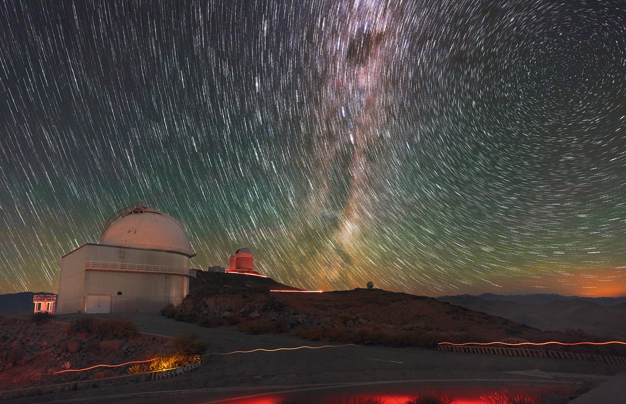 Traces d'étoiles au-dessus de l'observatoire de La Silla dans le désert de
      l'Atacama au Chili