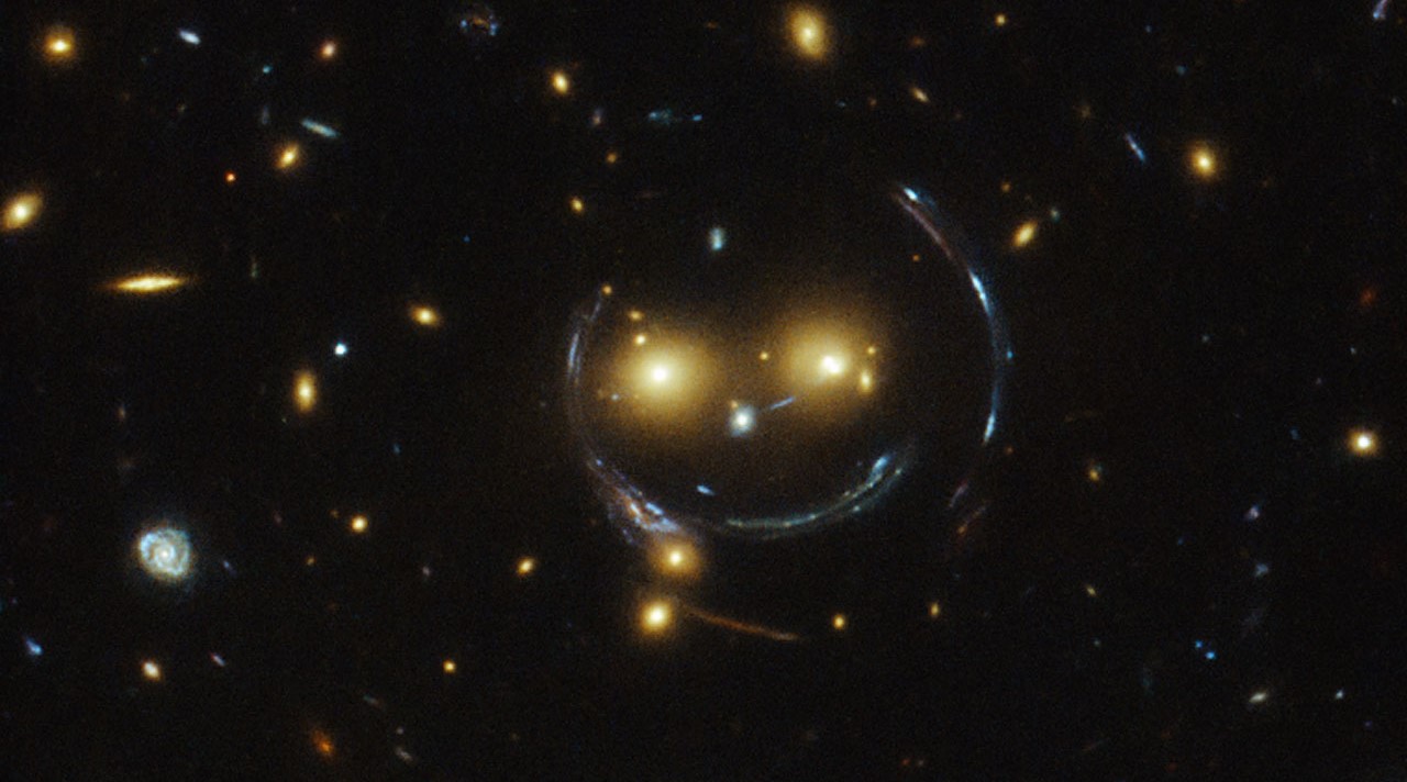 Amas de galaxies causant un effet de lentille gravitationnelle