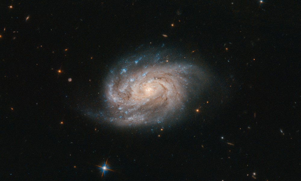 La galaxie spirale NGC 1803 à environ 200 millions d'années-lumière
        (ESA/Hubble & NASA, A. Bellini et al.)